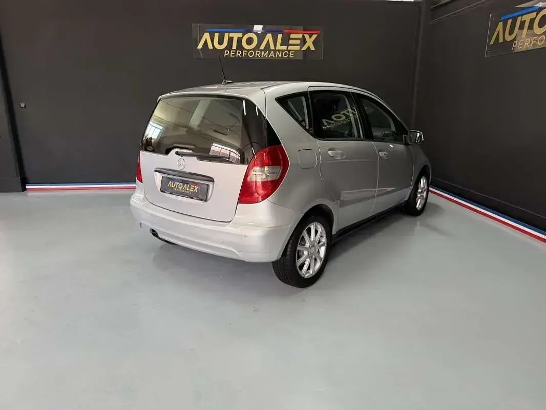 Usado Mercedes A180 Avantgarde 109 CV (80 kW) 2009 Gris Utilitario