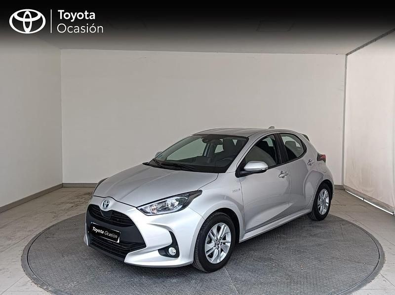 Gris / plata Usado 2021 Toyota Yaris Hybrid Active Berlina | 19.300 € (Precio justo) - Imagen 1/4