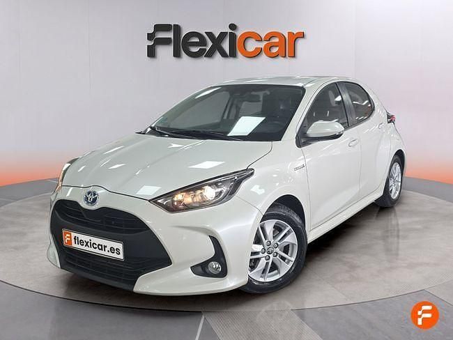 Usado Toyota Yaris Hybrid Active 116 CV (85 kW) 2021 Blanco