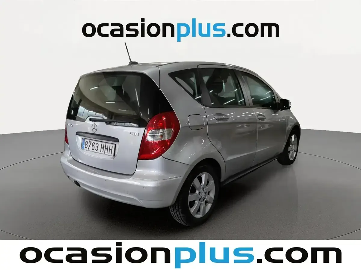 Usado Mercedes A180 109 CV (80 kW) 2011 Gris Utilitario