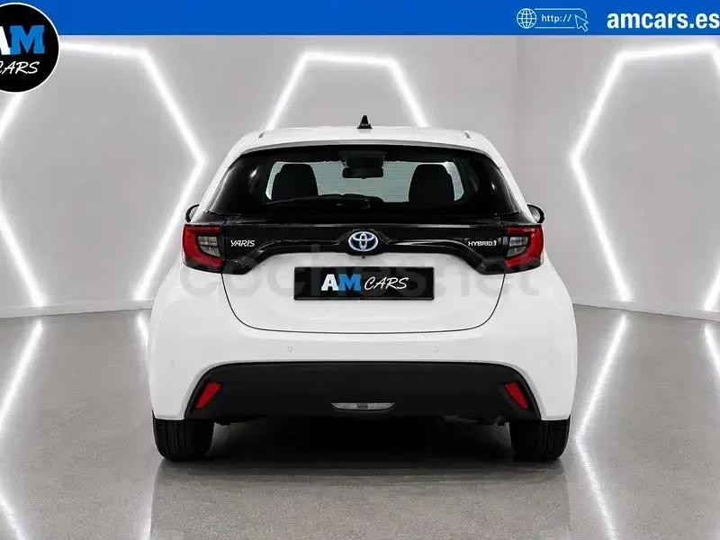 Usado Toyota Yaris Hybrid Plus 116 CV (85 kW) 2022 Blanco Berlina