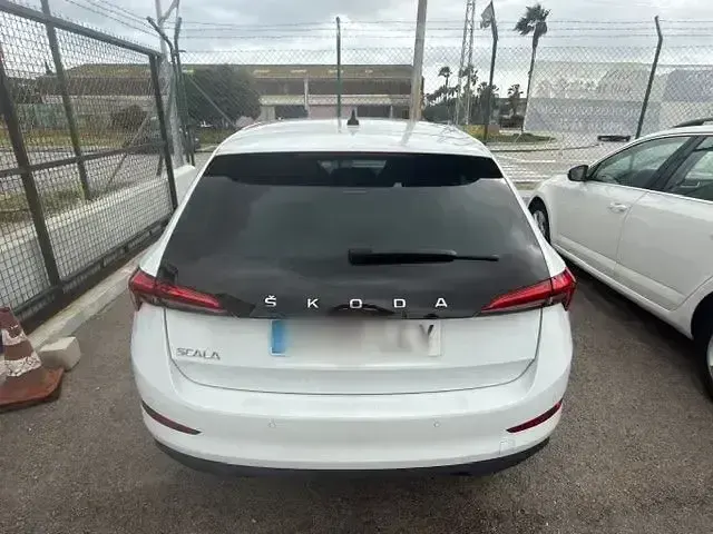 Usado Skoda Scala Ambition 110 CV (80 kW) 2023 Blanco Utilitario
