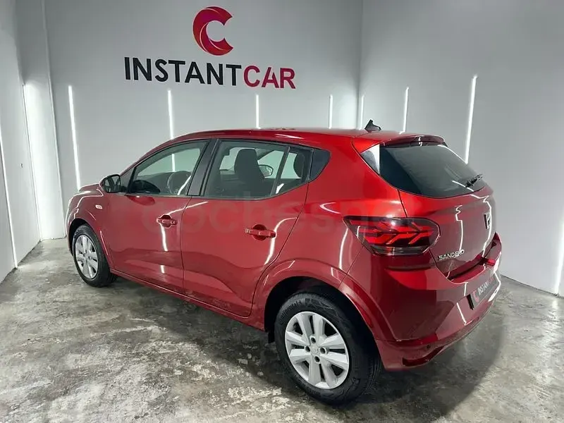 Usado Dacia Sandero Acces 67 CV (49 kW) 2022 Granate Berlina