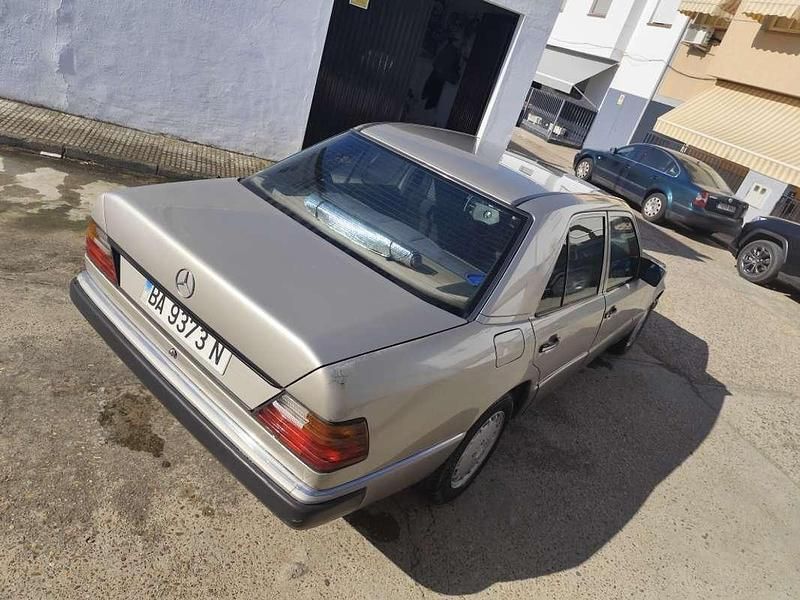 Usado Mercedes E300 109 CV (80 kW) 1990 Beige Berlina