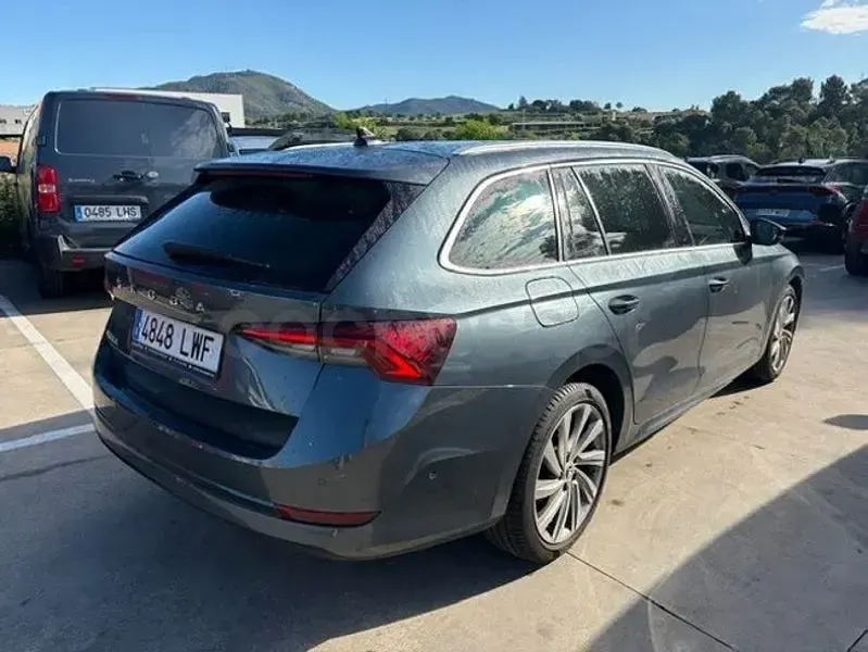 Usado Skoda Octavia Style 150 CV (110 kW) 2022 Gris / plata Familiar