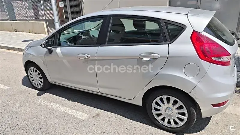 Usado Ford Fiesta Trend 82 CV (60 kW) 2011 Gris / plata Berlina