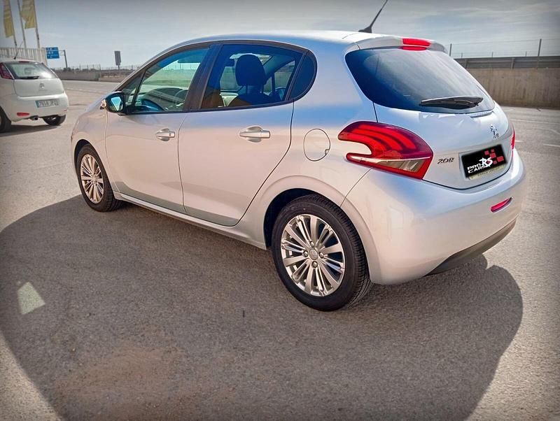 Usado Peugeot 208 Active 75 CV (55 kW) 2018 Gris Utilitario