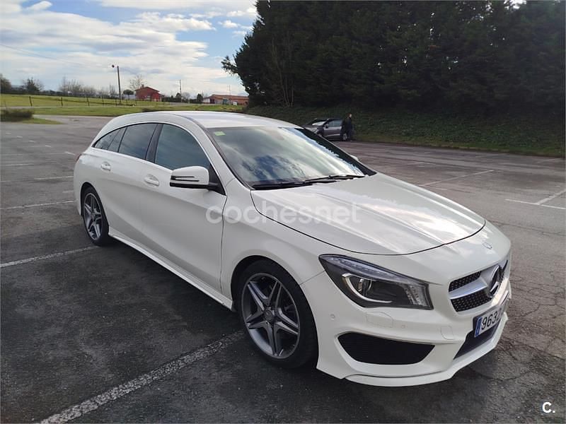 Usado Mercedes CLA220 Shooting Brake AMG line 177 CV (130 kW) 2015 Blanco Familiar