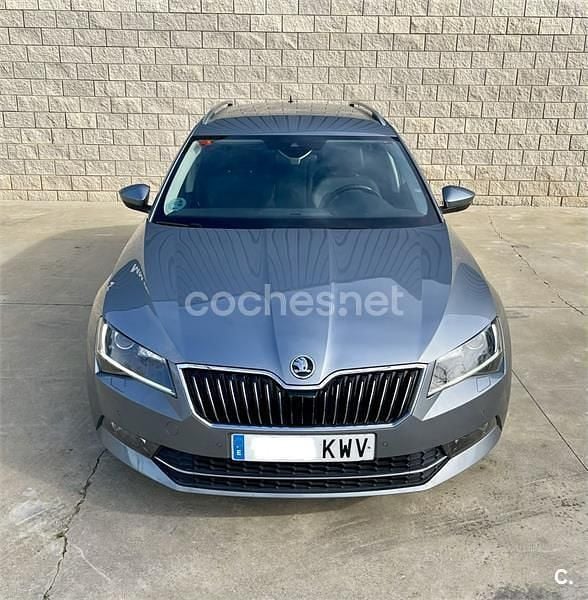 Usado Skoda Superb Ambition 150 CV (110 kW) 2019 Gris / plata Familiar