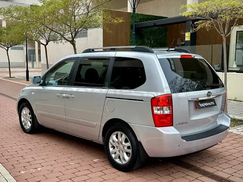 Usado Kia Carnival EX 185 CV (136 kW) 2006 Gris / plata Monovolumen