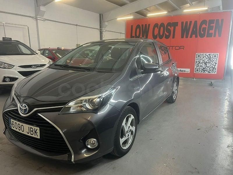 Usado Toyota Yaris Hybrid Active 100 CV (73 kW) 2014 Gris / plata Berlina