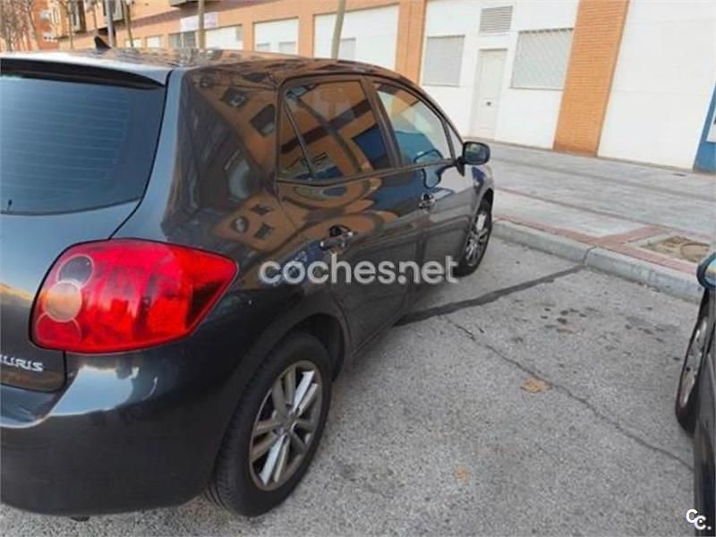 Usado Toyota Auris 90 CV (66 kW) 2009 Gris / plata Utilitario