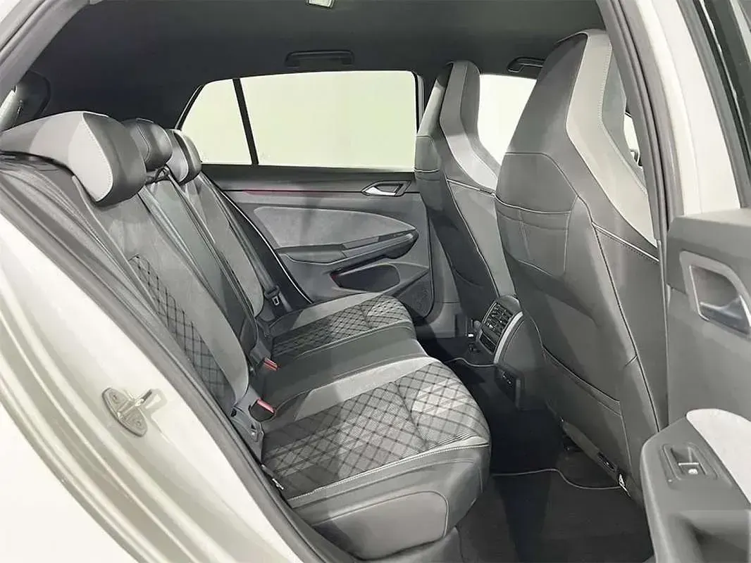 Usado VW Golf VIII R-line 150 CV (110 kW) 2024 Blanco Utilitario