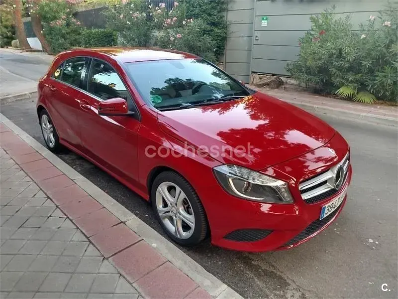 Usado Mercedes A250 Urban 211 CV (155 kW) 2014 Rojo Utilitario