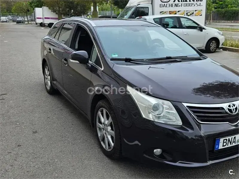 Käytetty Toyota Avensis Advance 126 HP (92 kW) 2010 Violetti Farmari