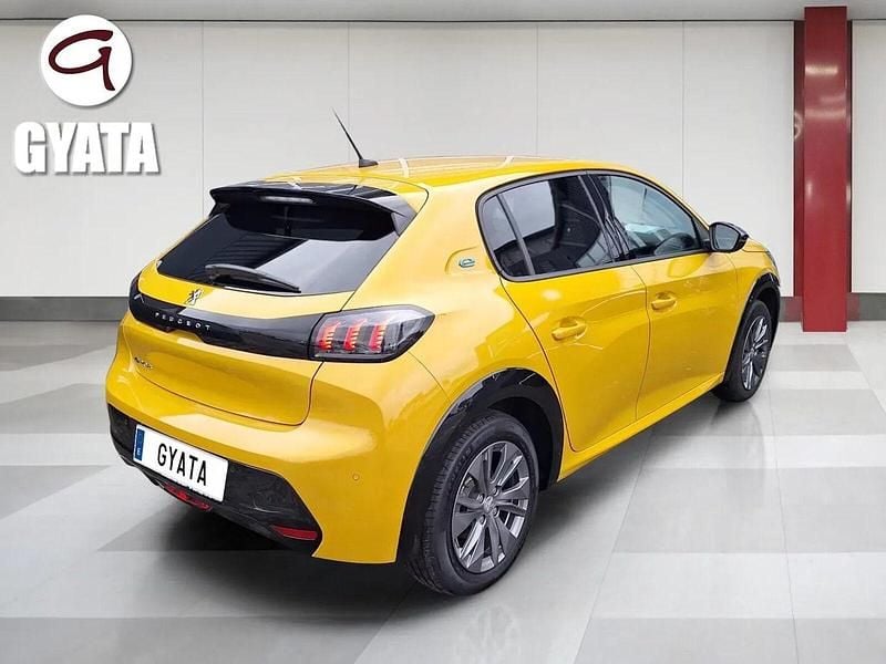 Usado Peugeot e-208 Allure 100 kW (136 CV) 2023 Amarillo Utilitario