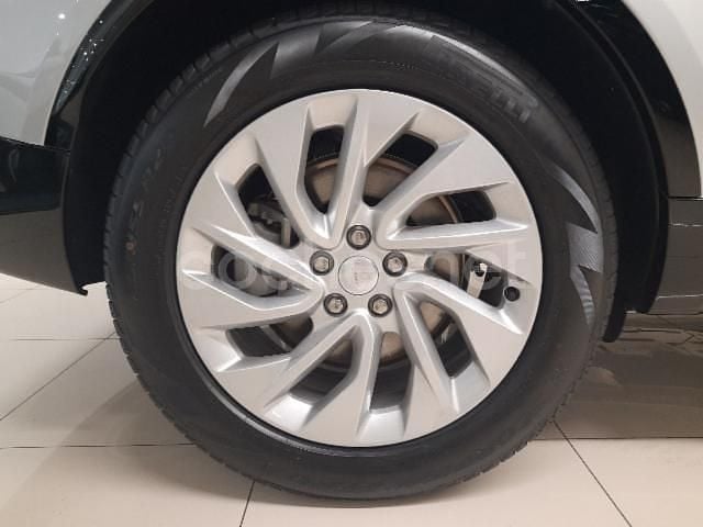 Usado Land Rover Discovery 5 R-Dynamic 249 CV (183 kW) 2023 Gris / plata SUV