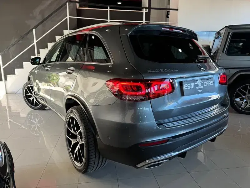 Usado Mercedes GLC300e 306 CV (225 kW) 2021 Gris / plata SUV