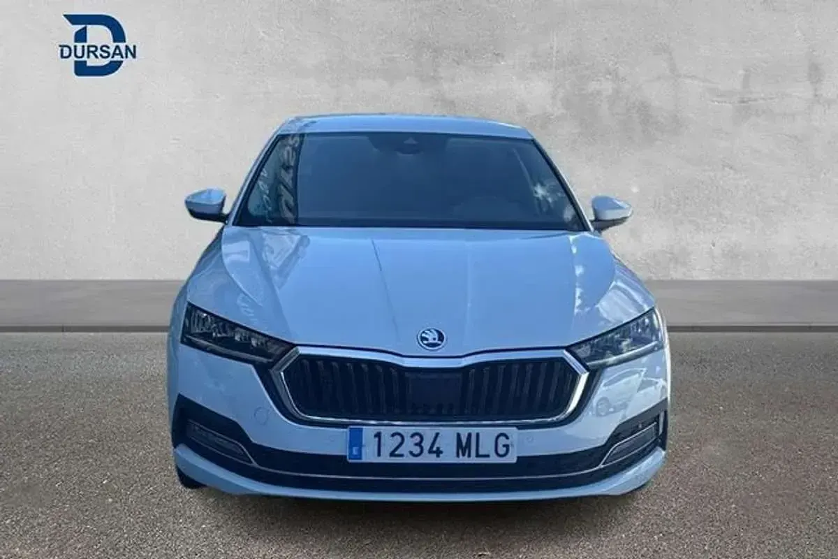 Usado Skoda Octavia Selection 150 CV (110 kW) 2023 Blanco SUV