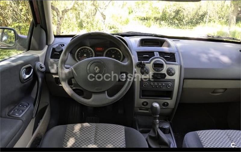 Usado Renault Mégane II Dynamique 120 CV (88 kW) 2004 Rojo Berlina