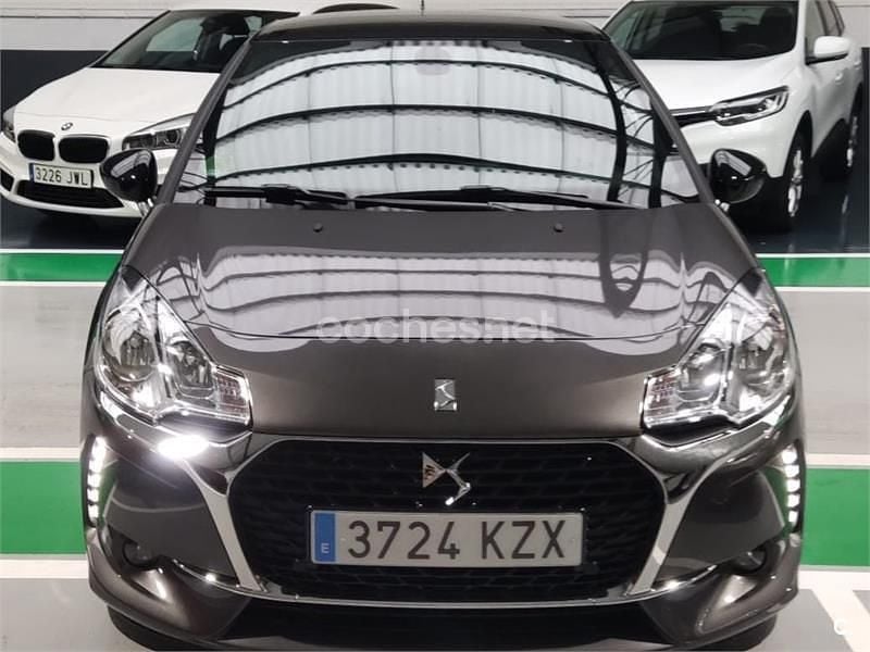 Usado DS Automobiles DS3 Be Chic 110 CV (80 kW) 2019 Gris / plata Berlina