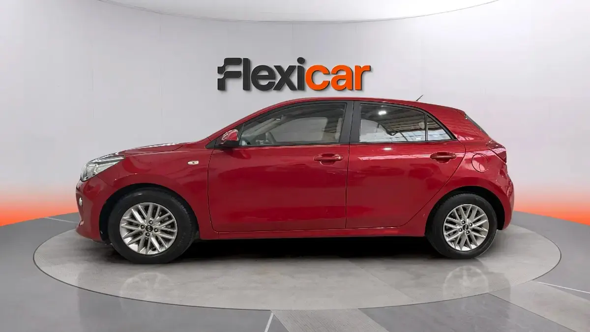 Usado Kia Rio 84 CV (61 kW) 2019 Rojo Berlina