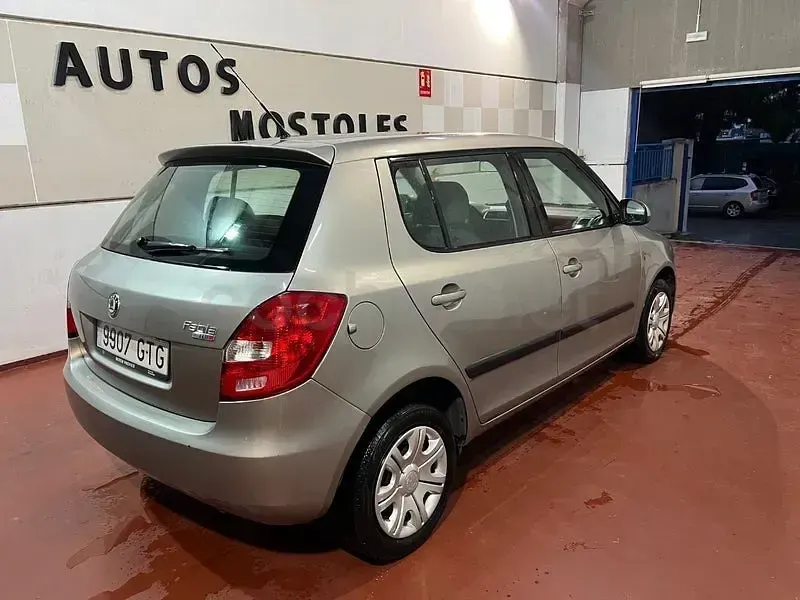 Usado Skoda Fabia 80 CV (58 kW) 2010 Beige Berlina