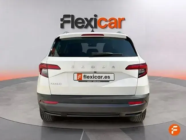 Usado Skoda Karoq Ambition 110 CV (80 kW) 2021 Blanco SUV