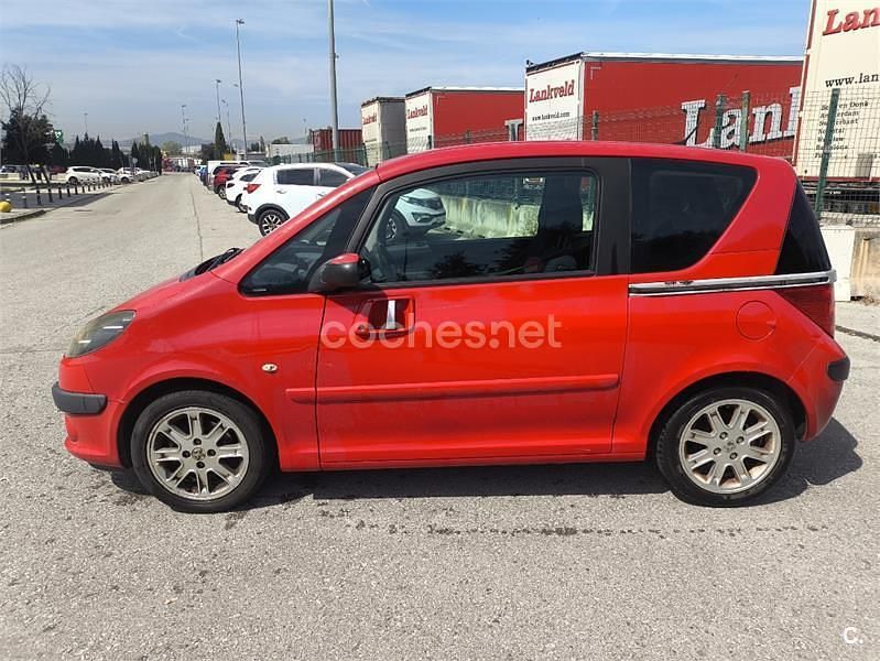 Usado Peugeot 1007 70 CV (51 kW) 2006 Rojo Monovolumen