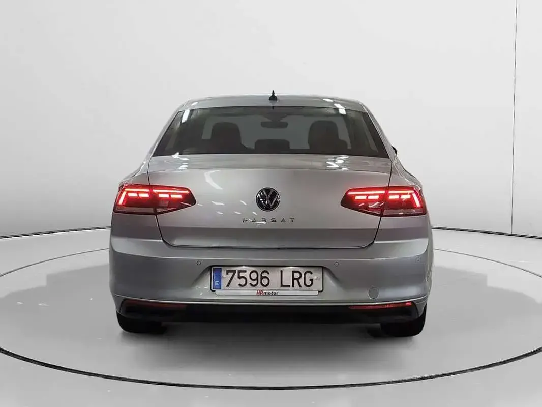 Usado VW Passat 150 CV (110 kW) 2021 Gris Berlina