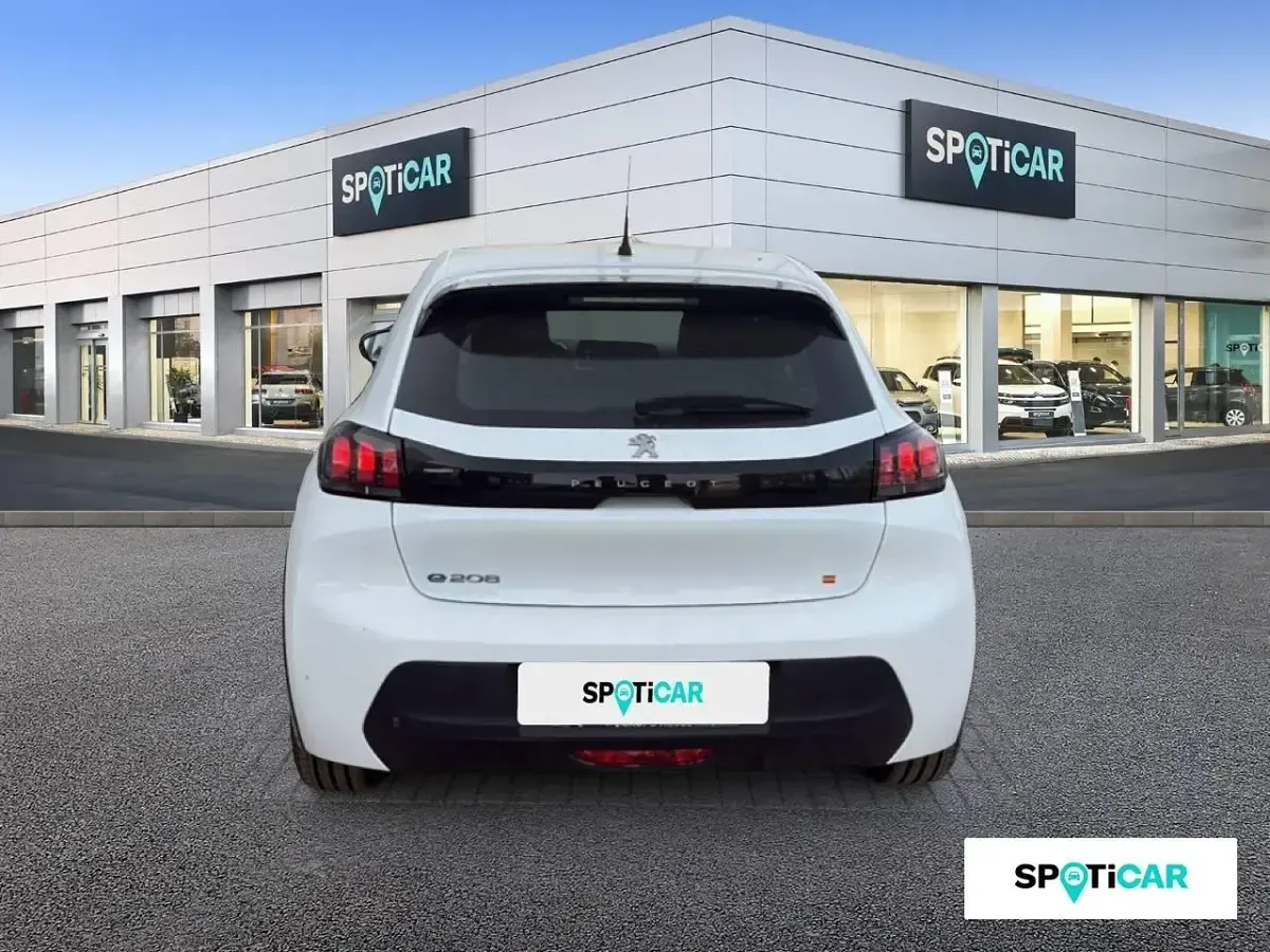 Usado Peugeot e-208 Active 100 kW (136 CV) 2023 Blanco Utilitario