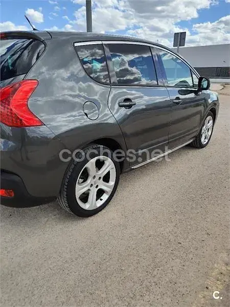 Usado Peugeot 3008 Sport 110 CV (80 kW) 2010 Gris / plata Familiar