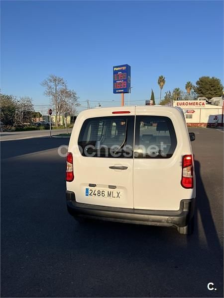 Usado Citroën Berlingo Live 102 CV (75 kW) 2023 Blanco Monovolumen