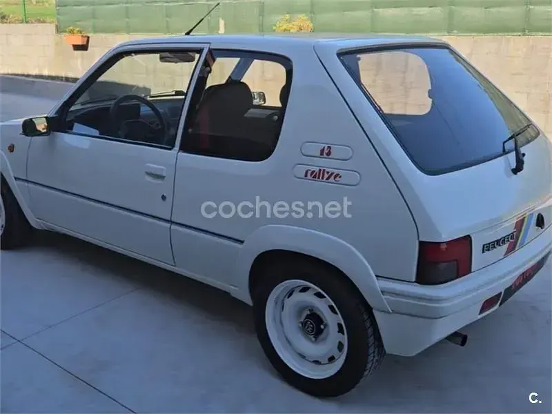 Usado Peugeot 205 103 CV (75 kW) 1991 Blanco Berlina