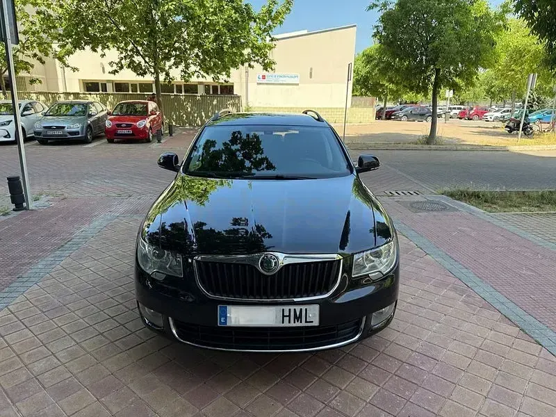 Usado Skoda Superb Elegance 140 CV (102 kW) 2012 Negro Familiar
