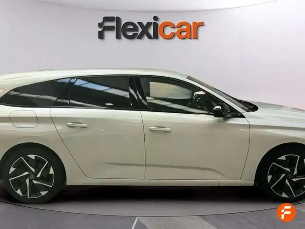 Usado Peugeot 308 SW Allure 131 CV (96 kW) 2022 Blanco Familiar