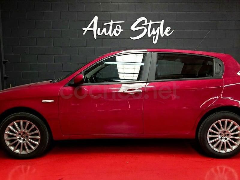 Usado Alfa Romeo 147 Distinctive 120 CV (88 kW) 2008 Rojo Utilitario