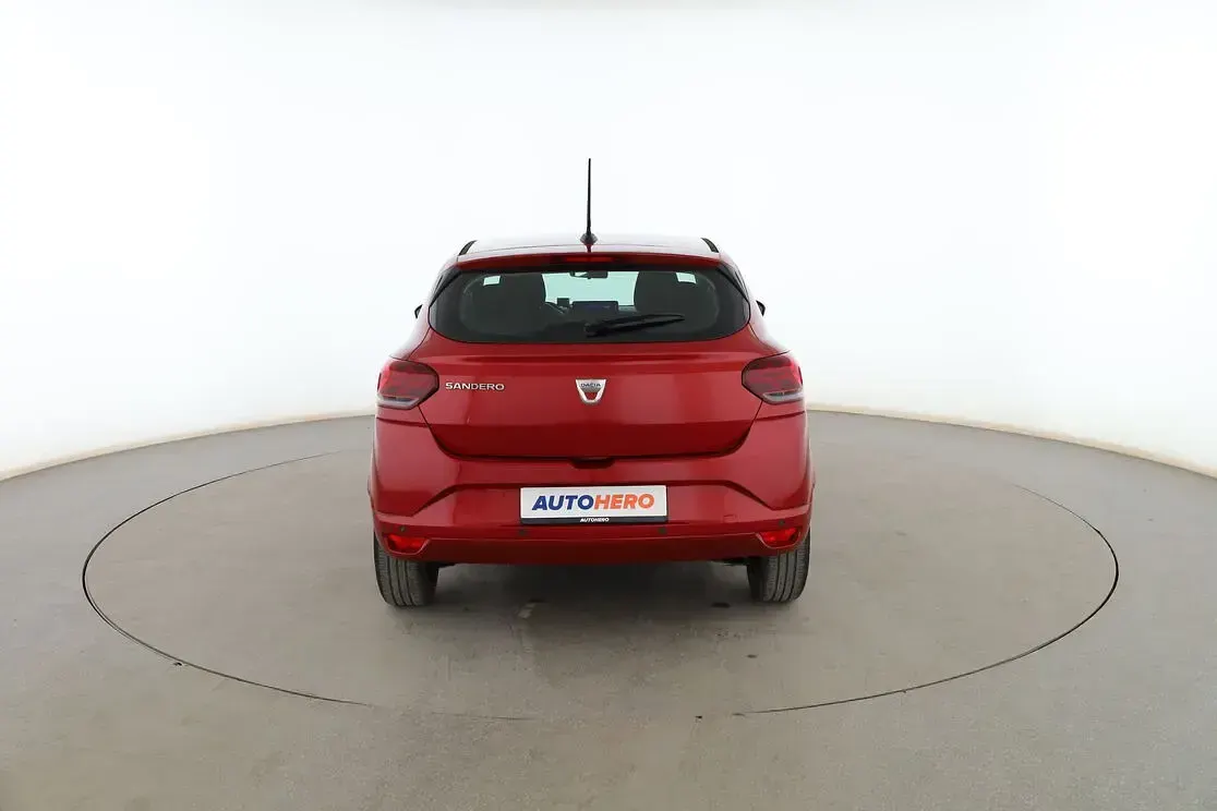 Usado Dacia Sandero Comfort 91 CV (66 kW) 2022 Rojo Berlina