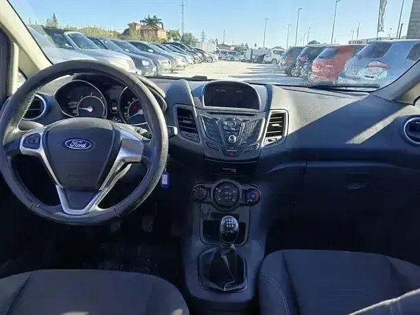 Usado Ford Fiesta Trend 75 CV (55 kW) 2016 Blanco Utilitario