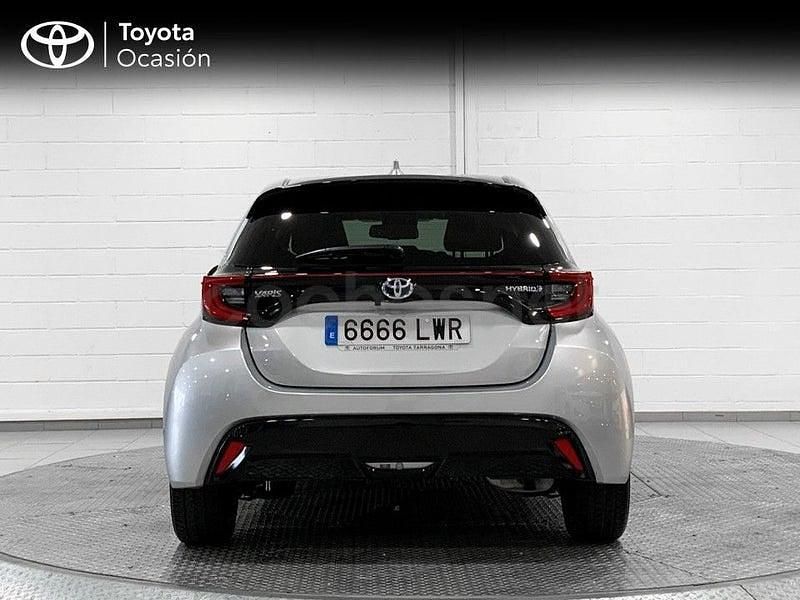 Usado Toyota Yaris Hybrid Style 116 CV (85 kW) 2022 Gris / plata Berlina
