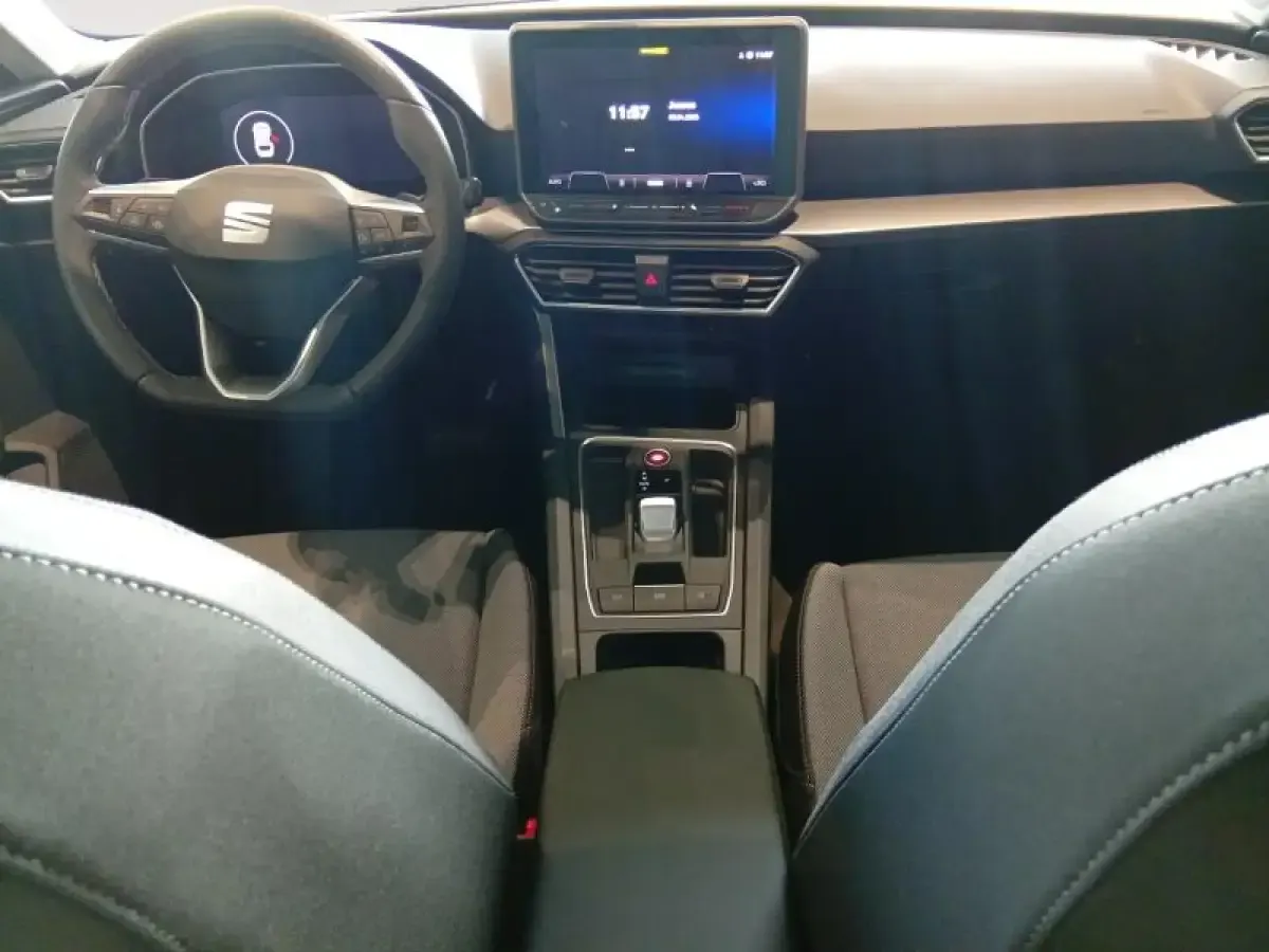 Usado Seat Leon Style 150 CV (110 kW) 2025 Gris/plata
