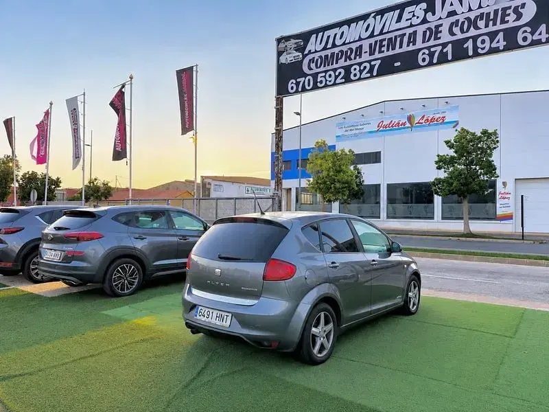 Usado Seat Altea Reference 105 CV (77 kW) 2013 Gris / plata Monovolumen