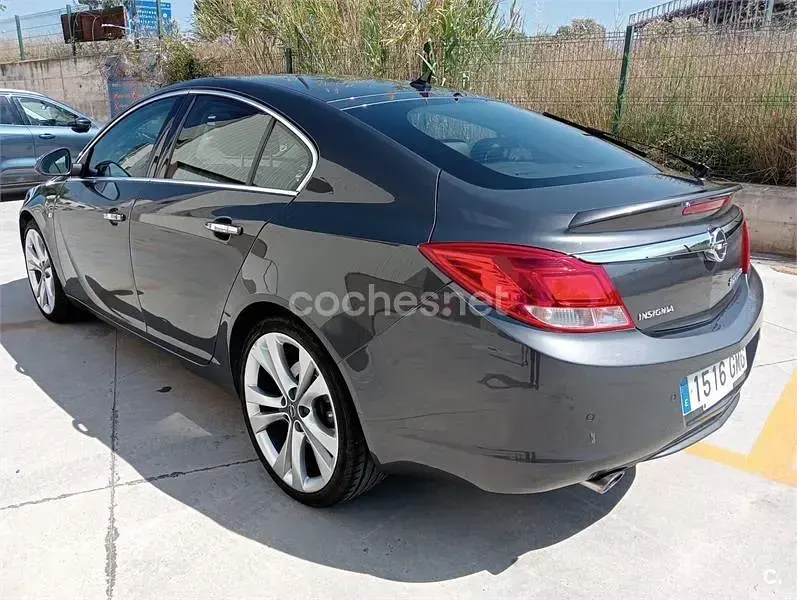 Usado Opel Insignia Cosmo 220 CV (161 kW) 2009 Gris / plata Berlina