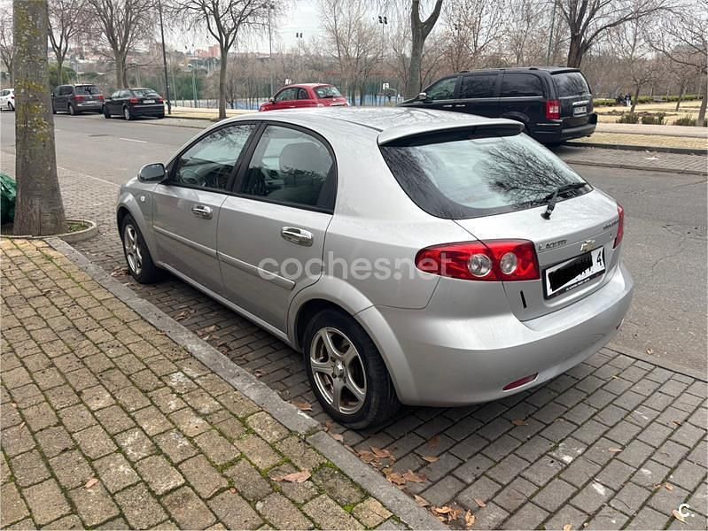 Usado Chevrolet Lacetti SX 109 CV (80 kW) 2009 Gris / plata Berlina