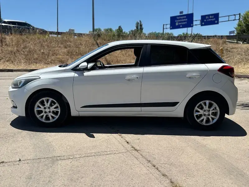 Usado Hyundai i20 GO! 84 CV (61 kW) 2016 Blanco Berlina