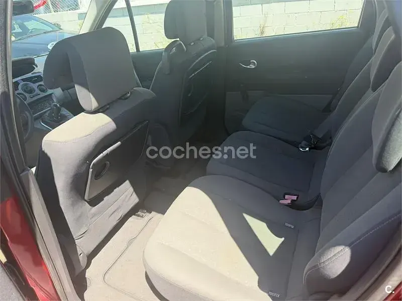 Usado Renault Scénic II 105 CV (77 kW) 2008 Rojo Monovolumen
