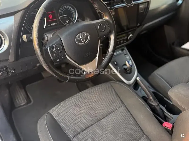 Usado Toyota Auris Hybrid Active 135 CV (99 kW) 2013 Gris / plata Berlina