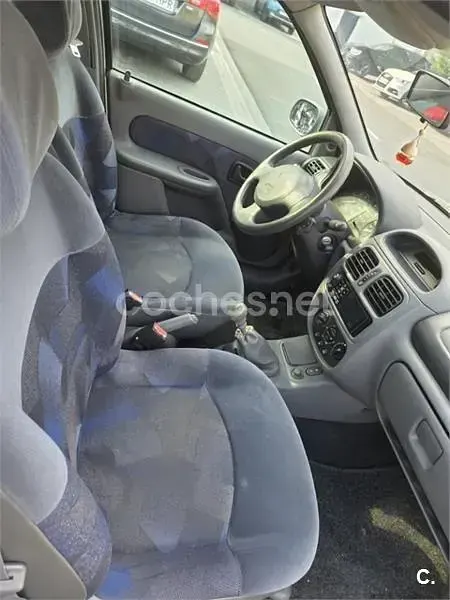 Usado Renault Clio 60 CV (44 kW) 2001 Gris / plata Berlina
