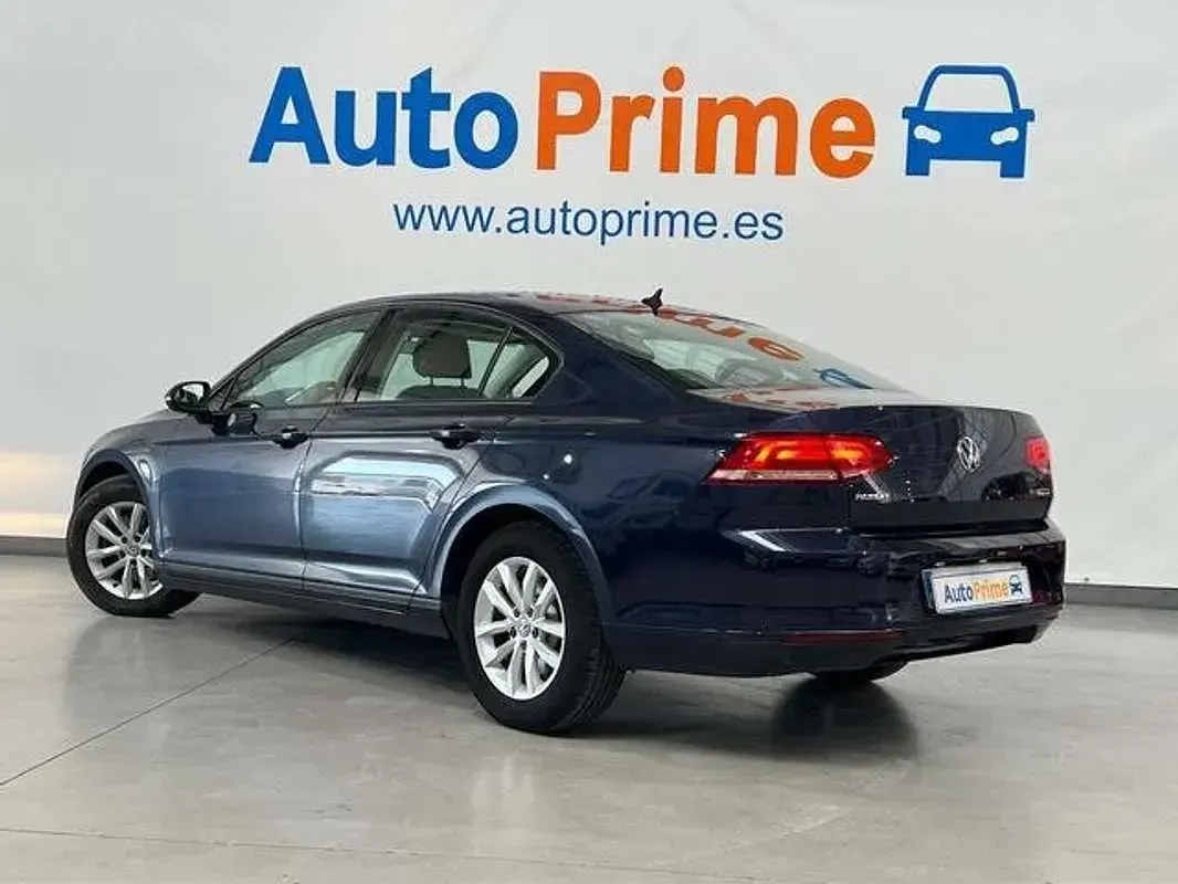 Usado VW Passat 120 CV (88 kW) 2015 Azul Berlina