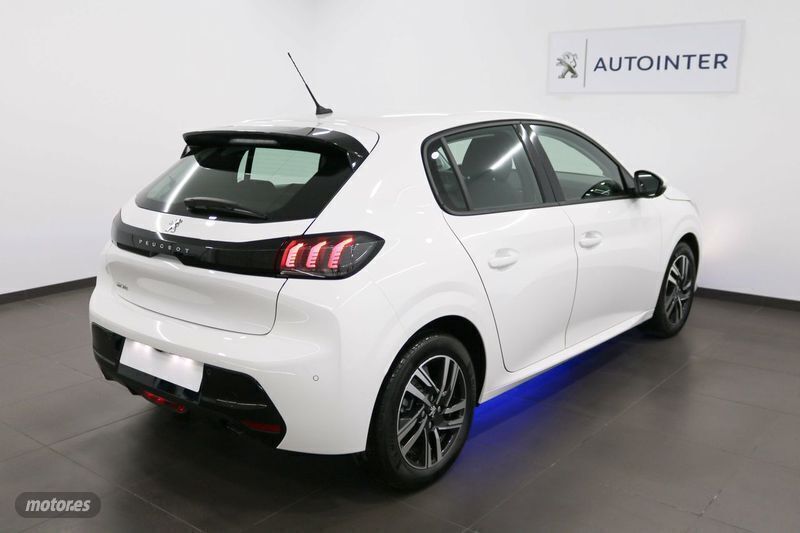 Usado Peugeot 208 Allure 100 CV (73 kW) 2023 Blanco Utilitario